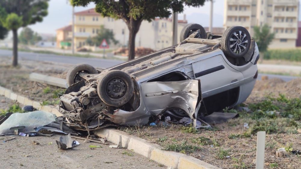 Afyon'da trafik kazası! Araç hurdaya döndü