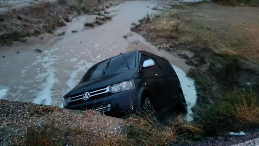 Afyon'da trafik kazası! Minibüs dereye uçtu