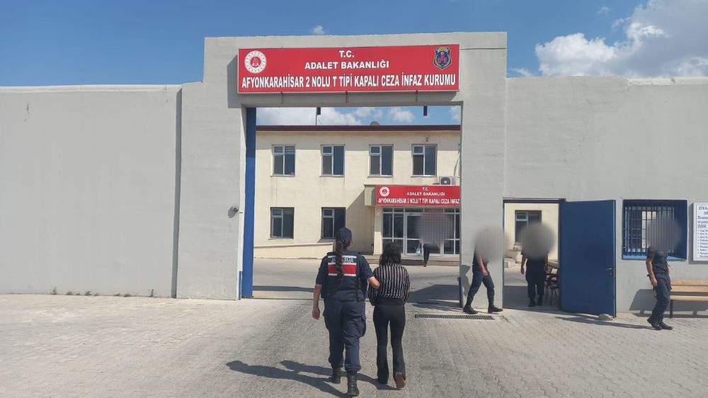 Afyonkarahisar’da kaçak şahıs jandarmadan kaçamadı