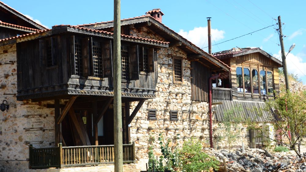 Akseki'nin 800 yıllık mahallesi turistlerin dikkatini çekiyor