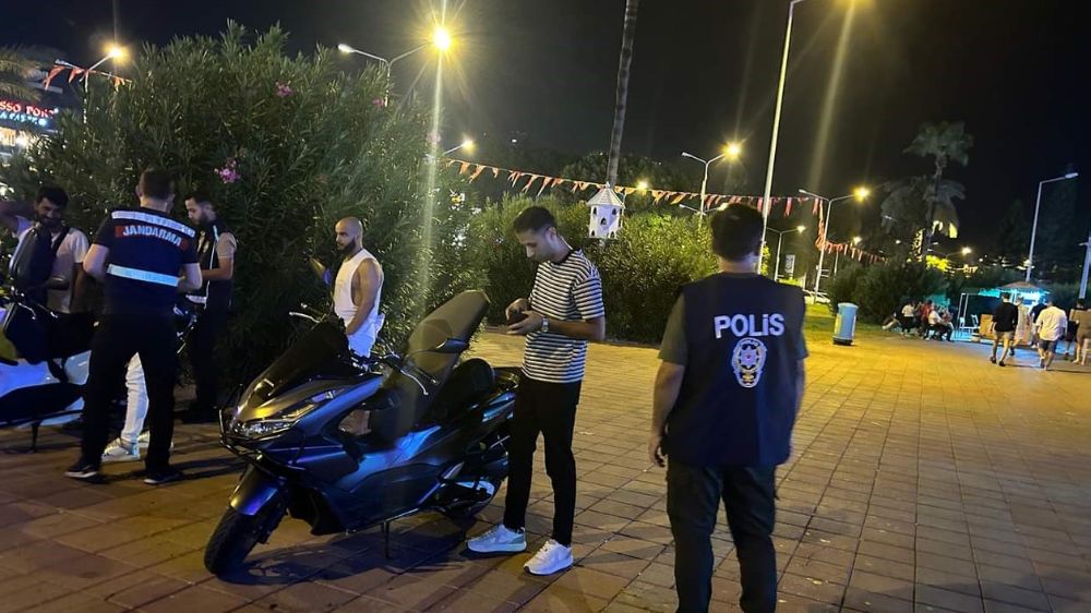  Alanya'da polis ve jandarmadan motosiklet sürücülerine denetim