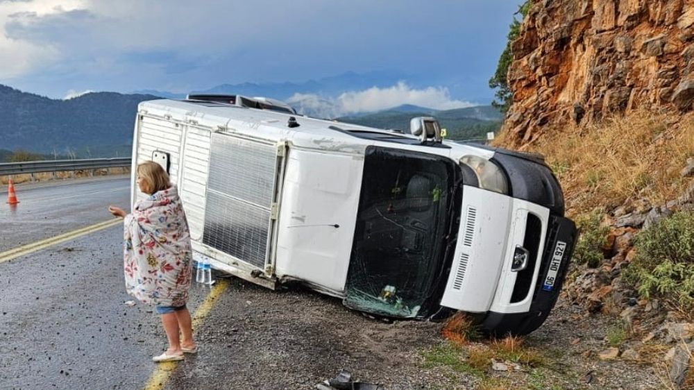  Antalya Akseki’de trafik kazası Karavan  minibüs devrildi 1 kişi yaralandı 