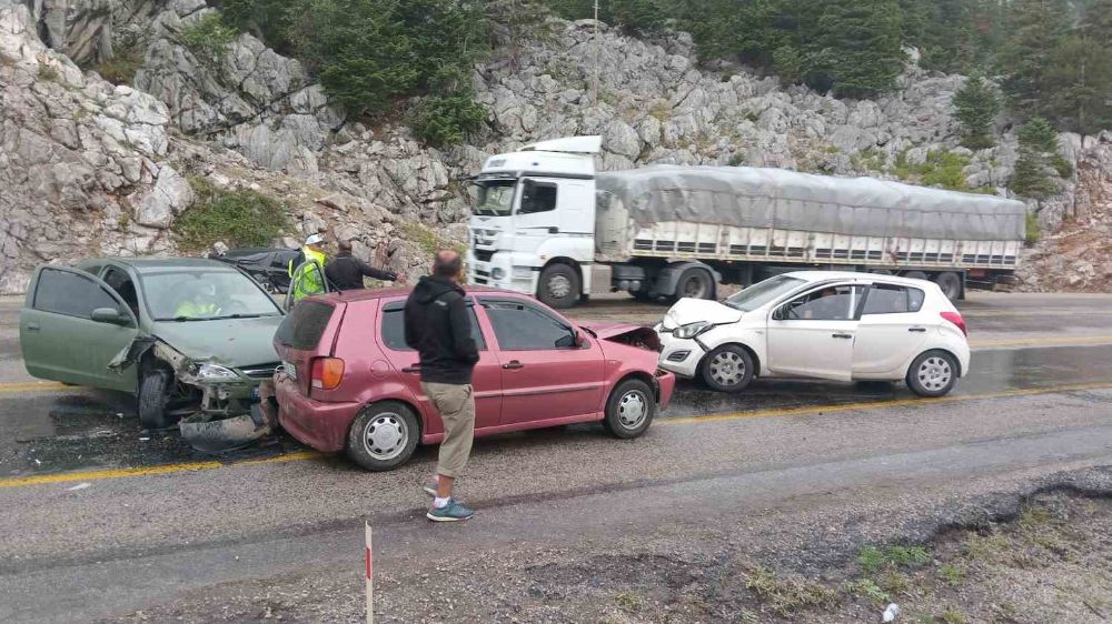 Antalya Akseki Şeydişehir yolunda  4 araçlı zincirleme kaza: 5 yaralı