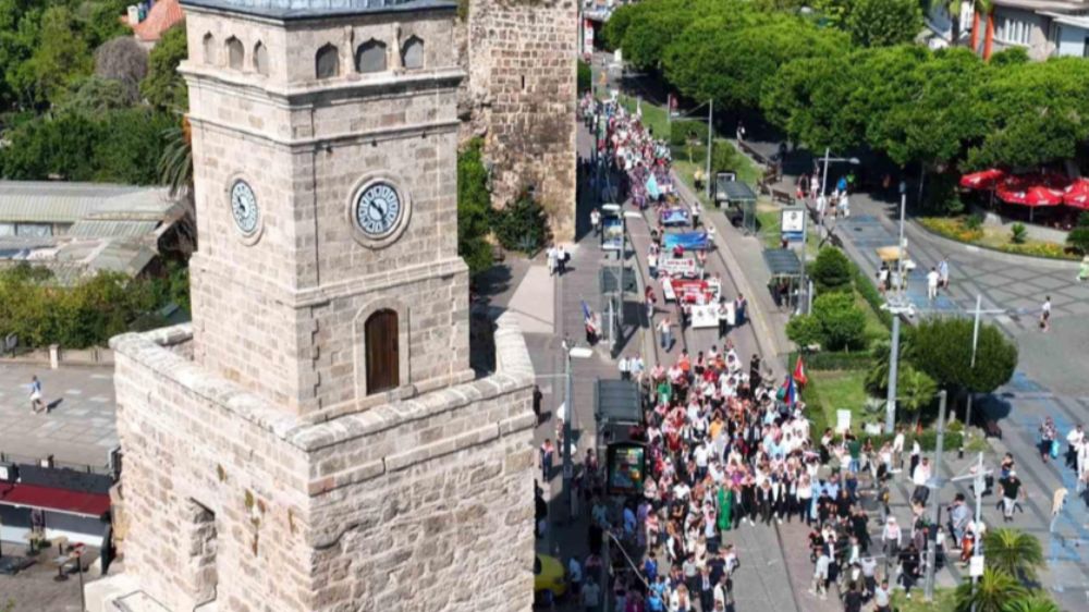 Antalya caddeleri Yörük Göçü’yle şenlendi