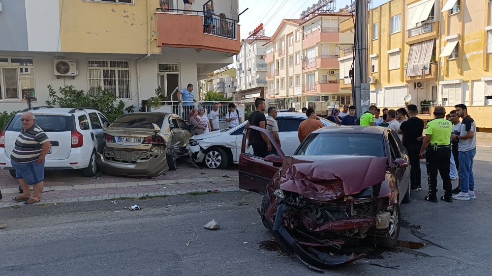 Antalya'da 14 yaşındaki sürücü mahalleyi birbirine kattı 3 otomobil hurdaya dündü