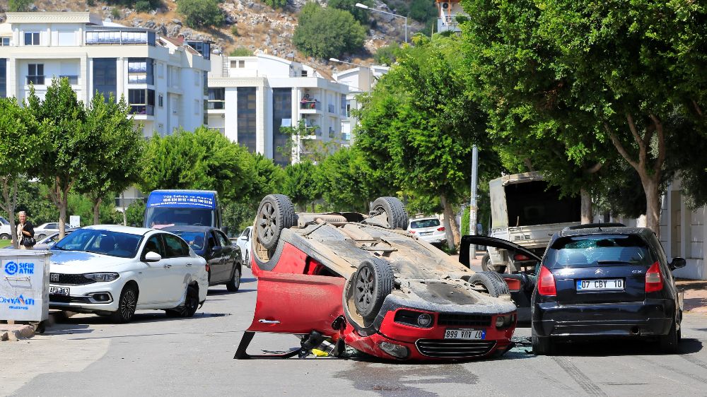 Antalya'da 3 araç bir birine girdi