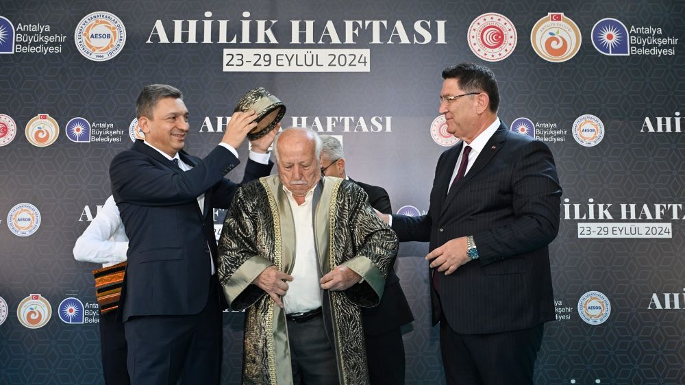 Antalya'da Ahilik  Coşkusu ,Antalya Valisi Hulusi Şahin, yılın Ahisi seçilen Durmuş Daran’a Ahilik Kaftanı giydirdi. 