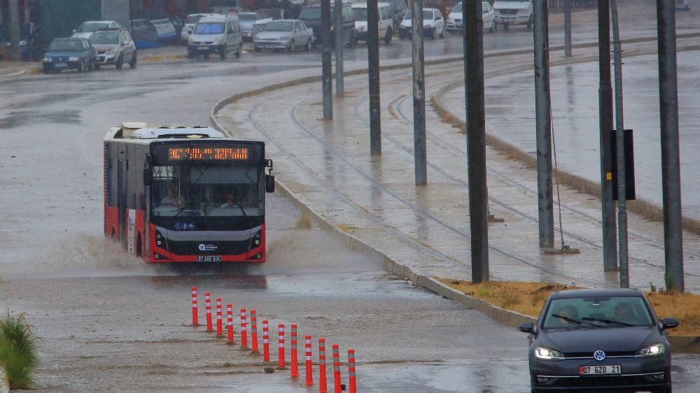 Antalya'da ani hava değişimi görenleri şaşırttı