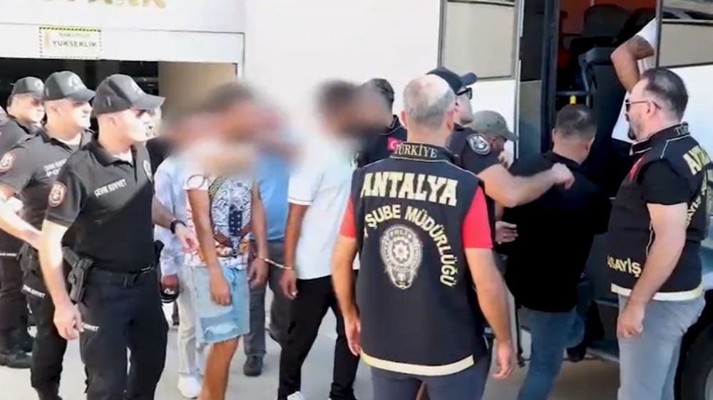 Antalya'da aranan şahıslara yönelik operasyon düzenledi