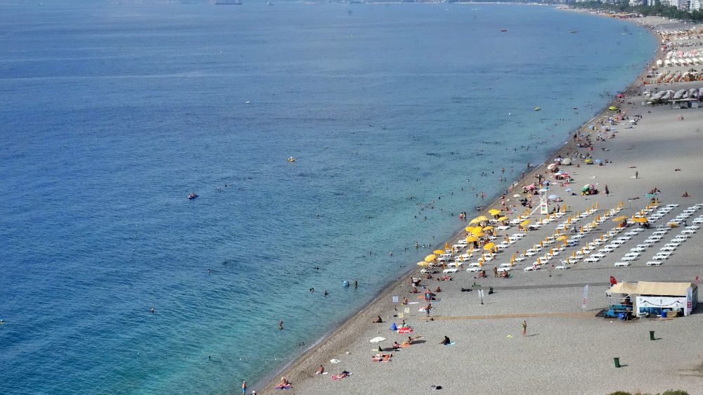 Antalya’da düşen hava sıcaklığı ve okulların başlamasıyla emekliler sahilleri doldurdu