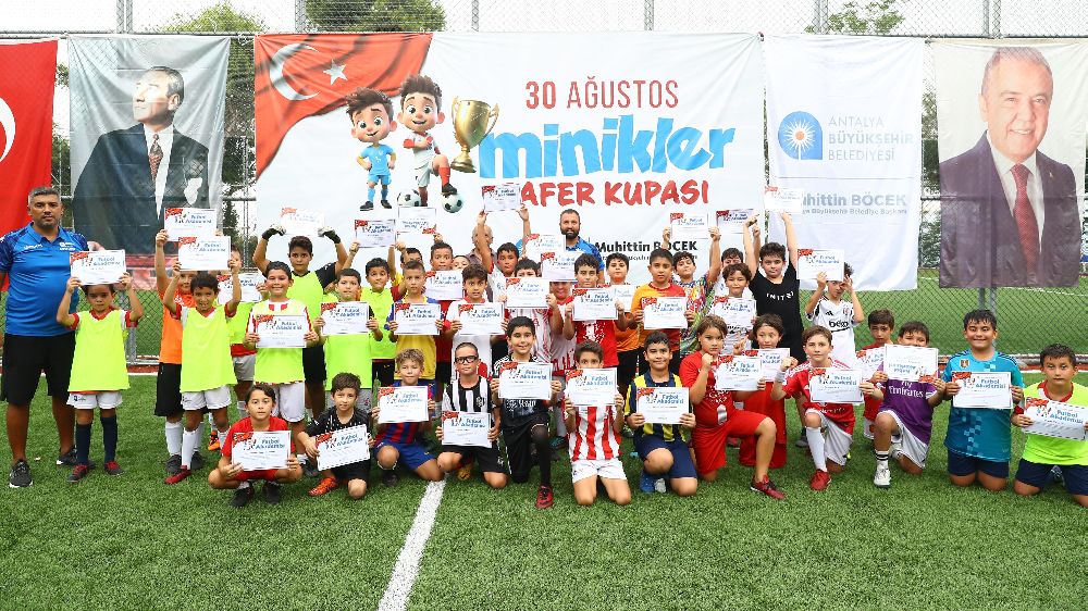 Antalya'da futbol yaz okulundan anlamlı turnuva