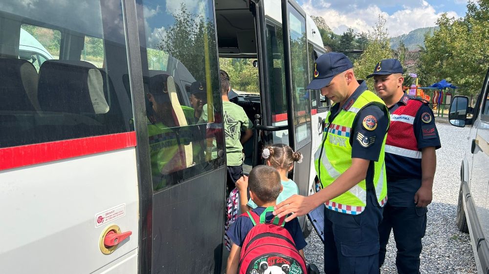 Antalya'da Jandarma ekipleri okul servis araçlarının güvenliğini sağlamak amacıyla denetim yaptı