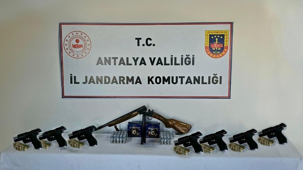 Antalya'da jandarma ekiplerinden ruhsatsız silah operasyonu