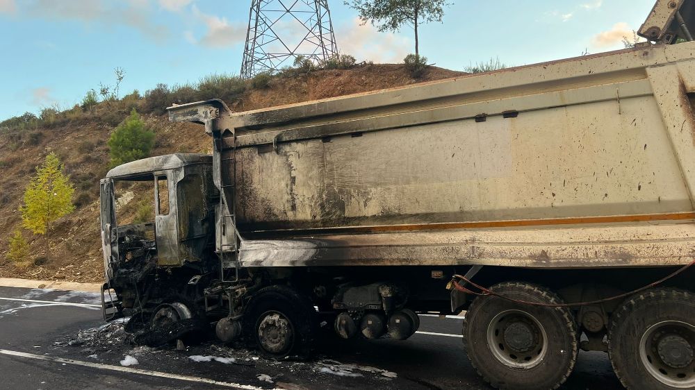 Antalya'da kamyon yangını kamyon kullanılmaz hale geldi