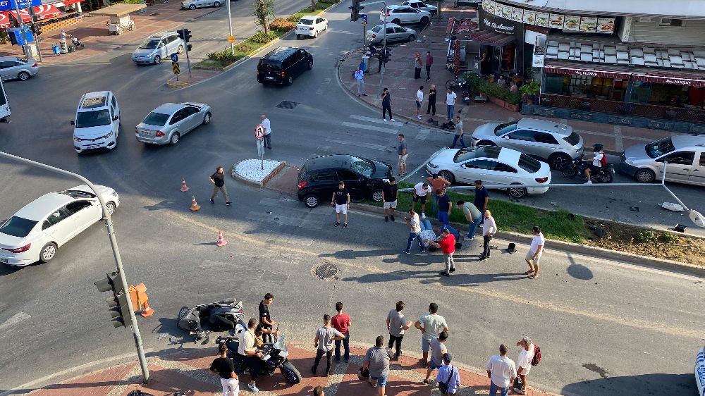 Antalya'da kırmızı ışık ihlali kazaya neden oldu