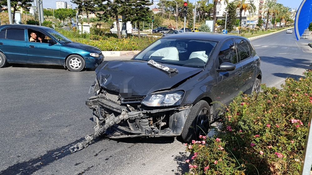 Antalya'da kırmızı ışık ihlali kazaya sebep oldu