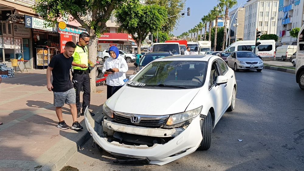 Antalya'da Kırmızı ışık ihlali kazaya sebep oldu