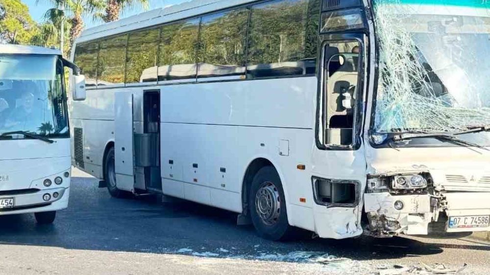 Antalya'da Otel servisi su tankerine arkadan çarptı  1 yaralı