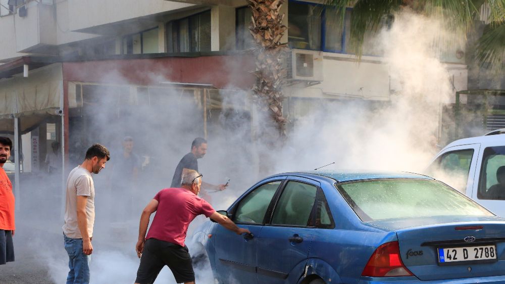 Antalya'da otomobilde yangın çıktı Sahibi çaresiz gözlerle izledi