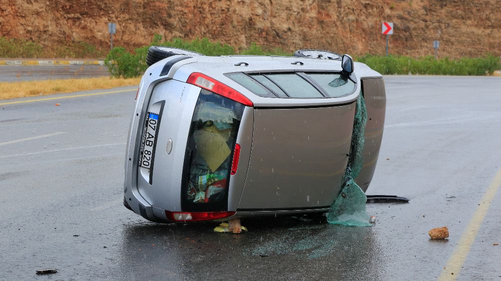 Antalya'da trafik kazası! 2 kişi yaralandı