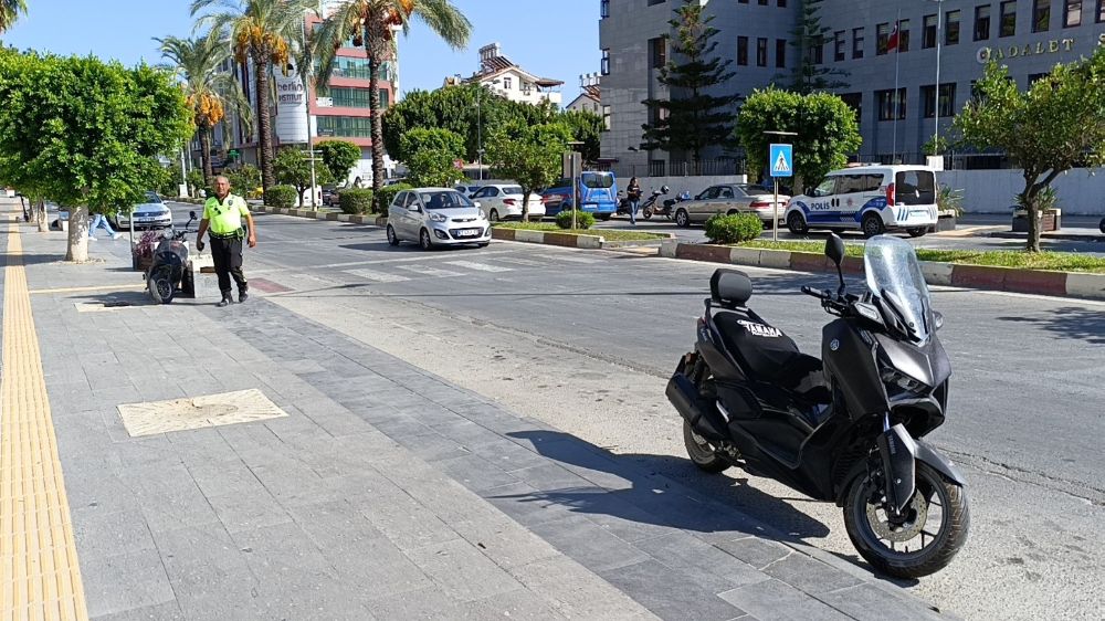 Antalya'da trafik kazası! 3 kişi yaralandı