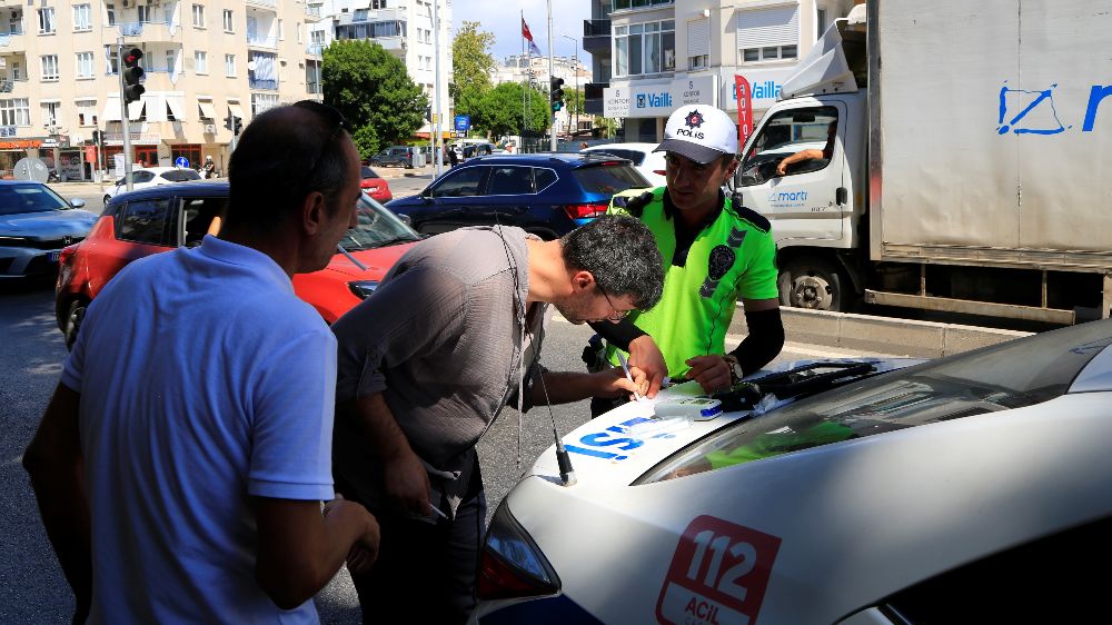 Antalya'da trafik kazası! Halk otobüs ile otomobil çarpıştı