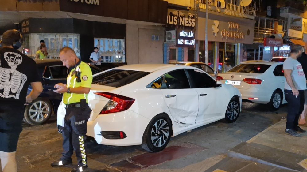 Antalya'da trafik kazası! İki otomobil çarpıştı