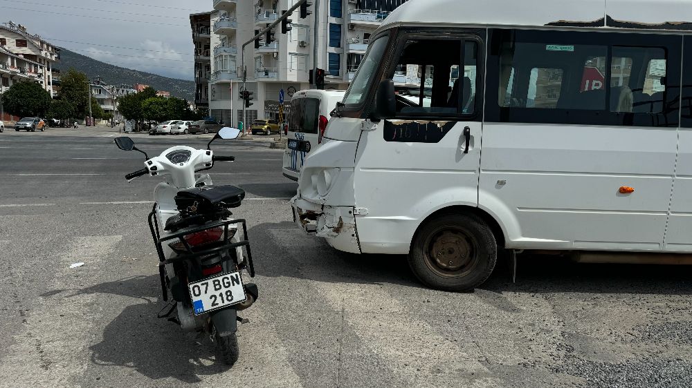 Antalya'da trafik kazası! Motosiklet sürücüsü yaralandı