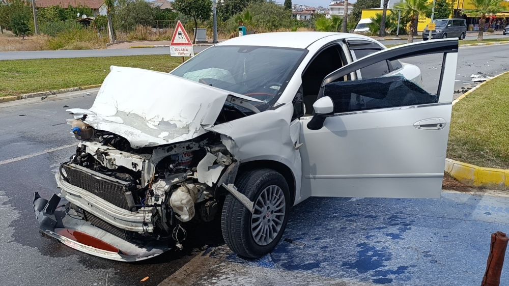 Antalya'da trafik kazası! Otomobil hurdaya döndü