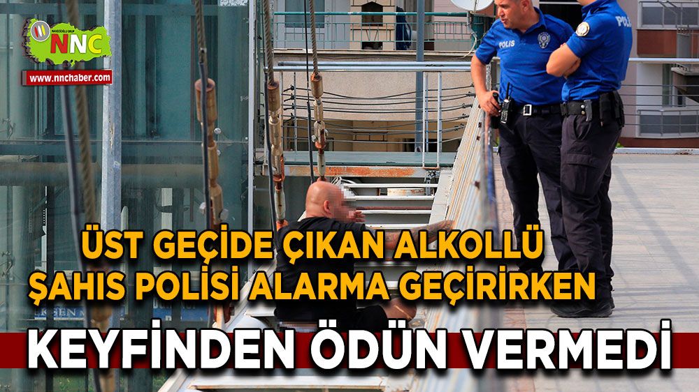 Antalya'da üst geçide çıkan alkollü şahıs polisi alarma geçirirken, keyfinden ödün vermedi