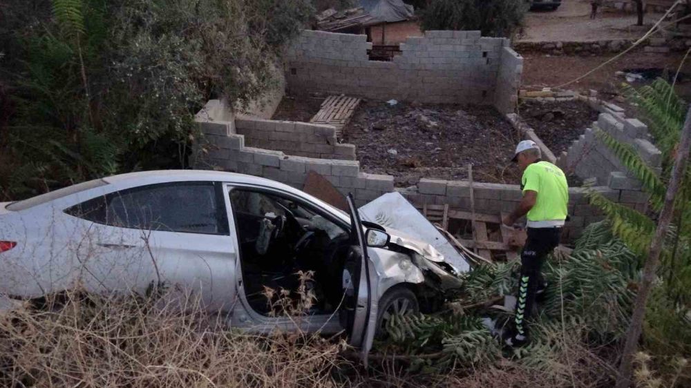 Antalya Kepez'de   aynı istikamette giden iki aracın karıştığı kazada 4 kişi yaralandı