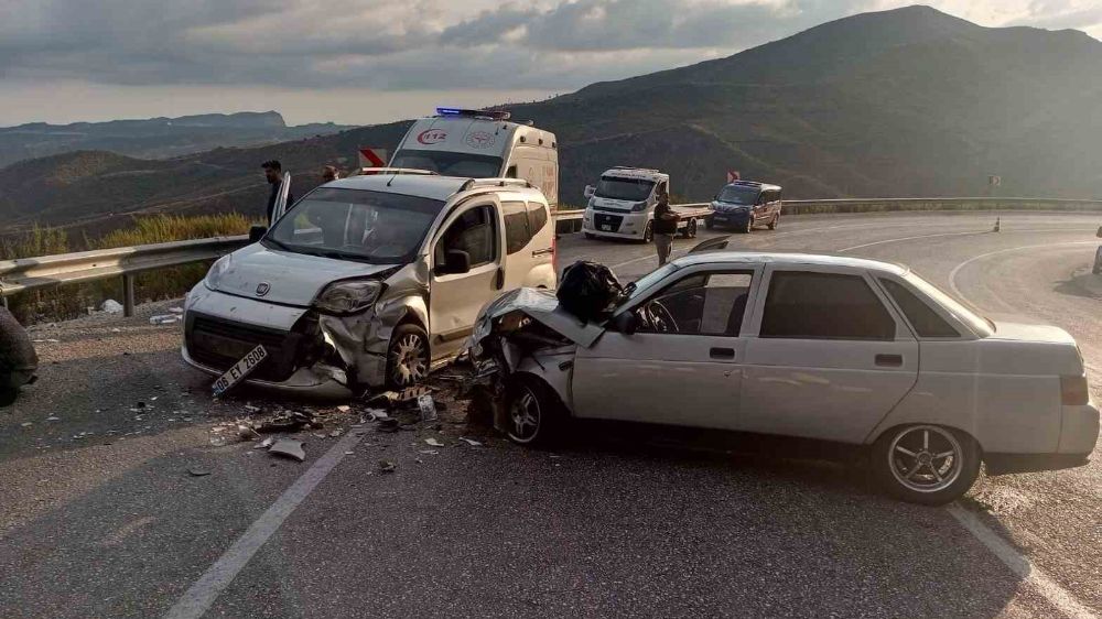 Antalya  Konya  yolunda Karşı şeride geçip kaza yaptı: 3 yaralı