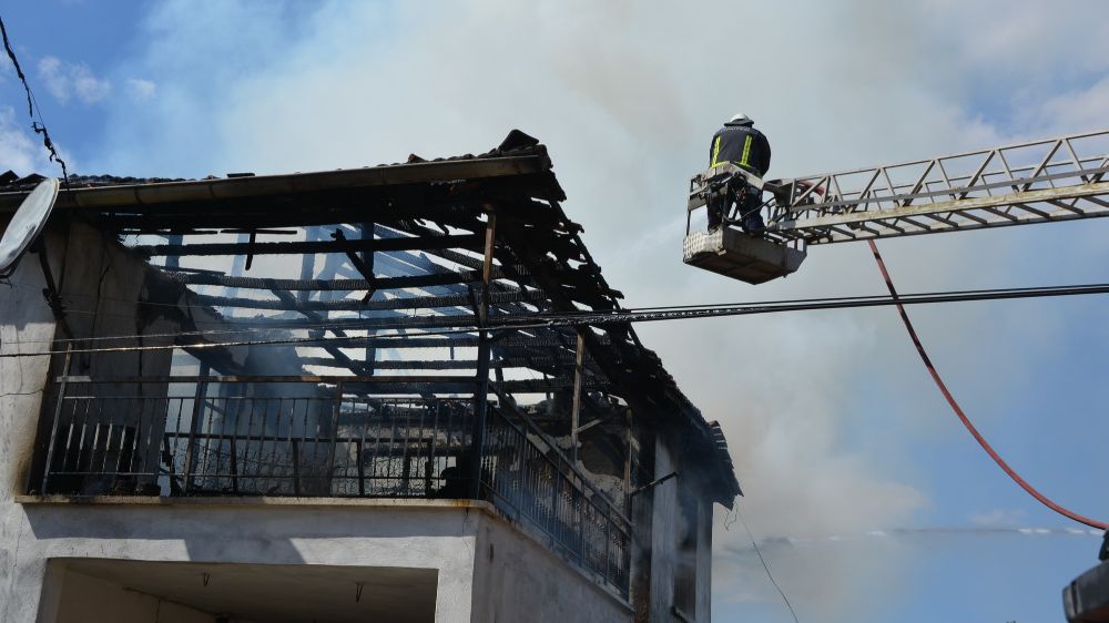 Antalya Korkuteli İlçesinde yangın 2 katlı ev Kullanılamaz hale geldi 