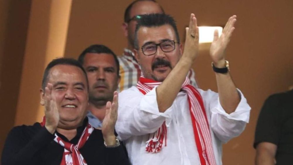 Antalyaspor taraftarları Başkan  Aziz Çetin’e tribünlerde “yeter” dedi