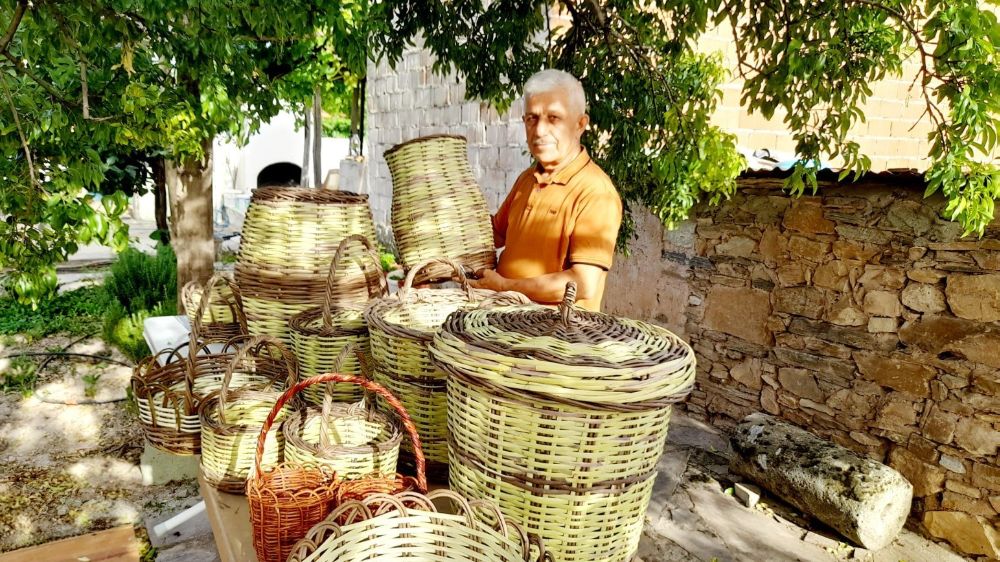 Babasından öğrendiği sepetçilikle ‘sanatçı' unvanını aldı