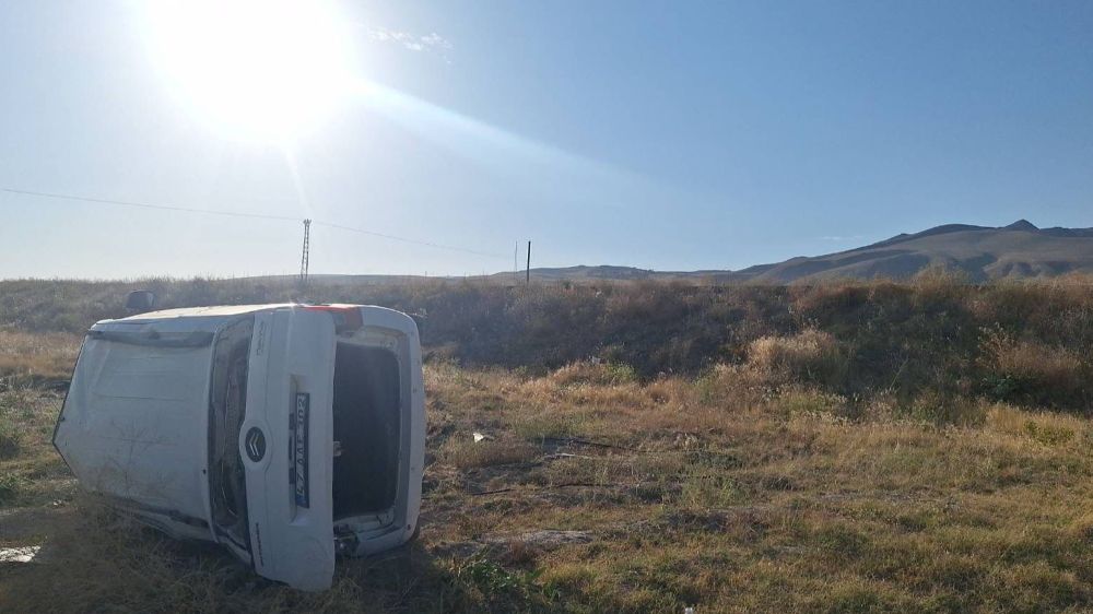 Bitlis'te feci kaza otomobil şarampole yuvarlandı