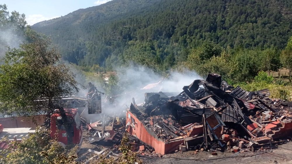 Bolu'da ahşap ev alev alev yandı