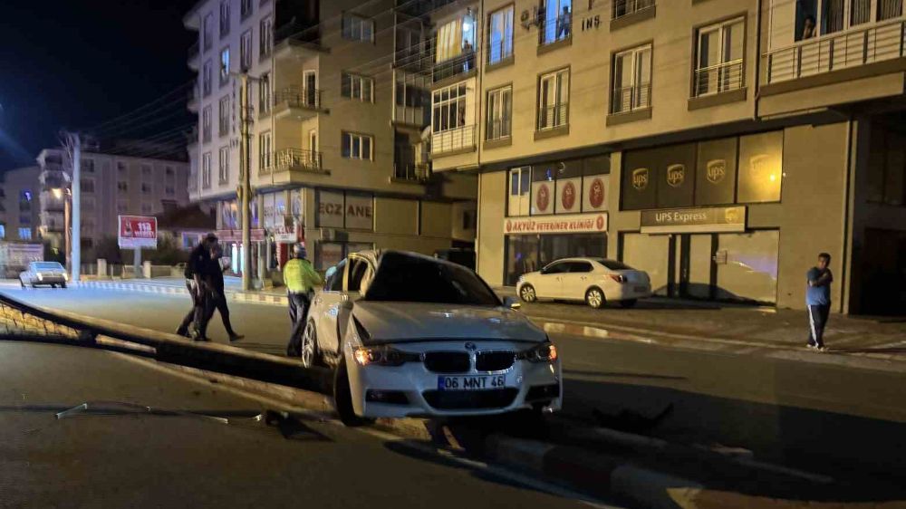 Burdur’da lüks otomobil aydınlatma direğine çarptı, sürücü ve yolcu  kayıplara karıştı