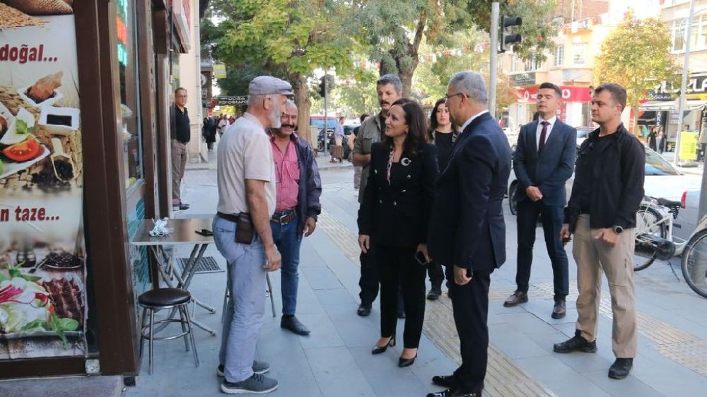 Burdur Valisi Bilgihan, bugün göreve başlar başlamaz Burdur Merkez Gazi Caddesi’nde esnaf ziyaretinde bulundu