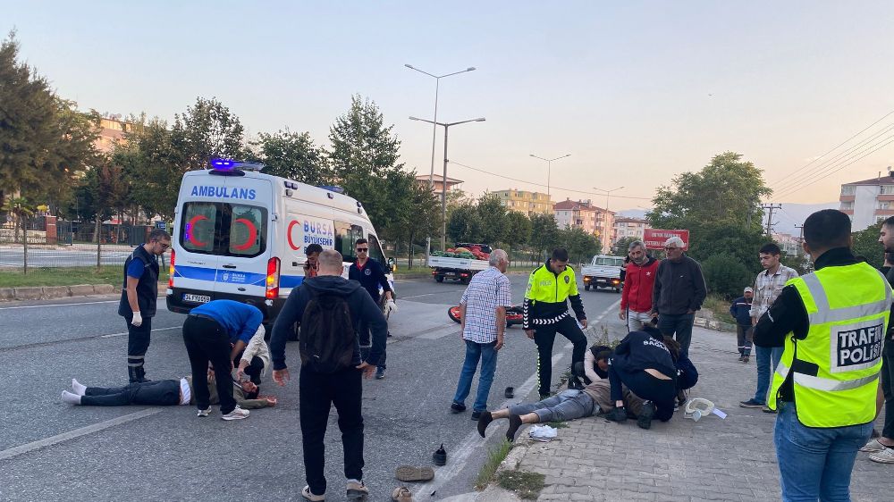 Bursa'da kaza motosiklet yayaya çarptı sürücü ve yaya yaralandı