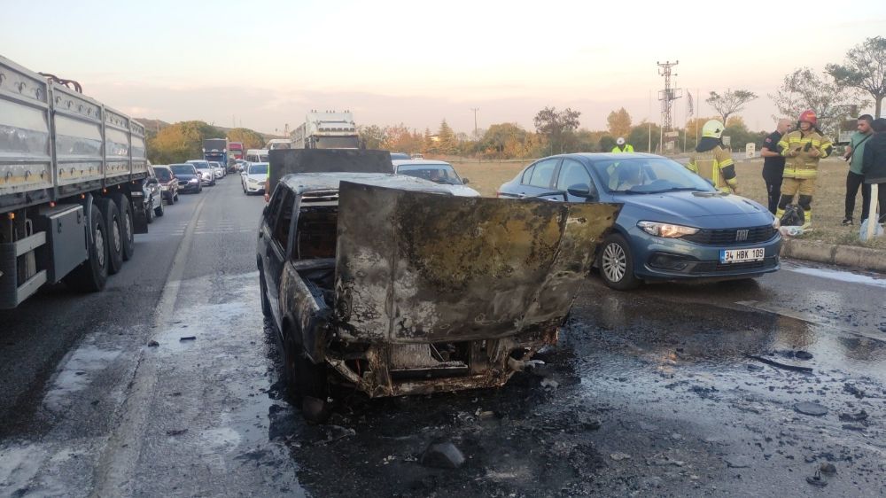 Bursa'da otomobil yangını seyir halindeki otomobil alev topuna döndü