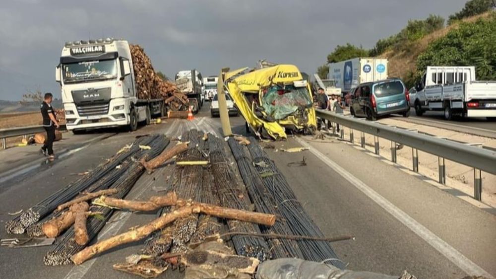  Bursa'da trafik kazası ortalık savaş alanına döndü