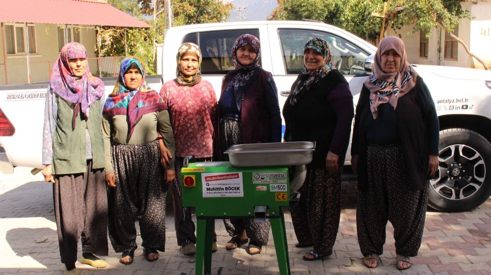 Büyükşehir Belediyesi Elmalı’nın Kocapınar ve Karamık mahallelerine salça makineleri hibe etti. 