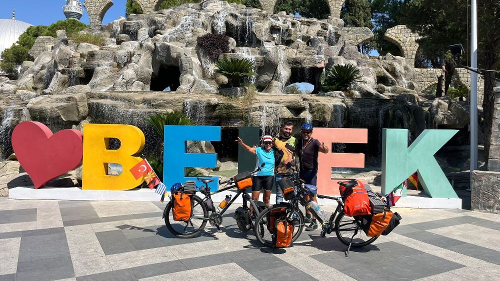 Çift, 5 ay boyunca 9 ülkeyi geze geze 6 bin km pedal çevirerek Türkiye'ye geldi