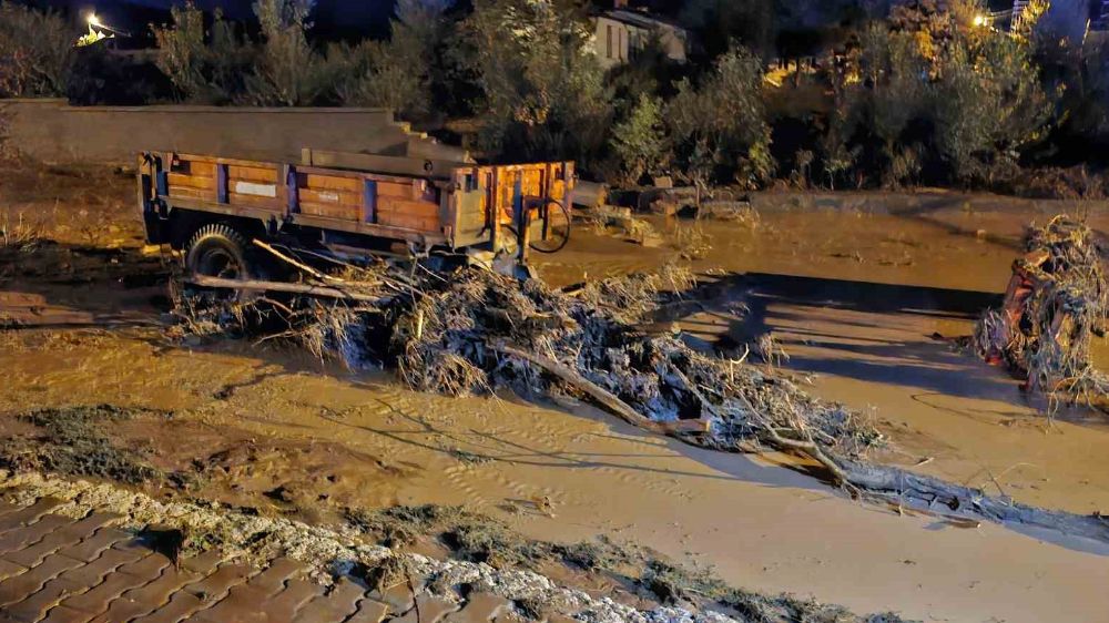 Çorum’u sel vurdu: Sağlık ocağının duvarı yıkıldı, araçlar mahsur kaldı, yollar göle döndü