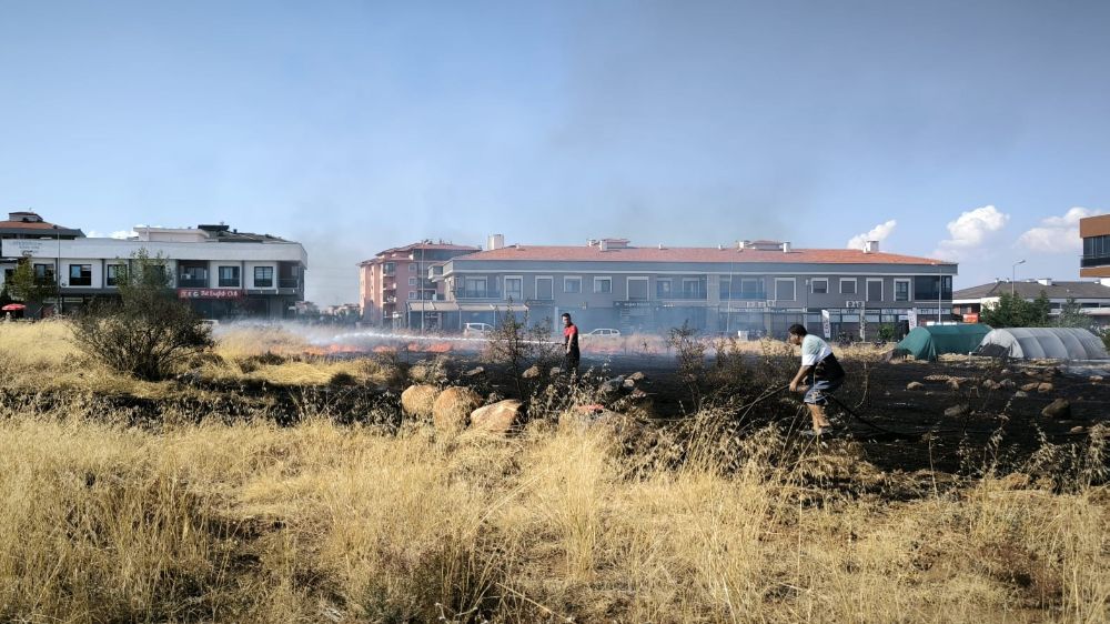 Denizli'de çıkan örtü yangını paniğe neden oldu