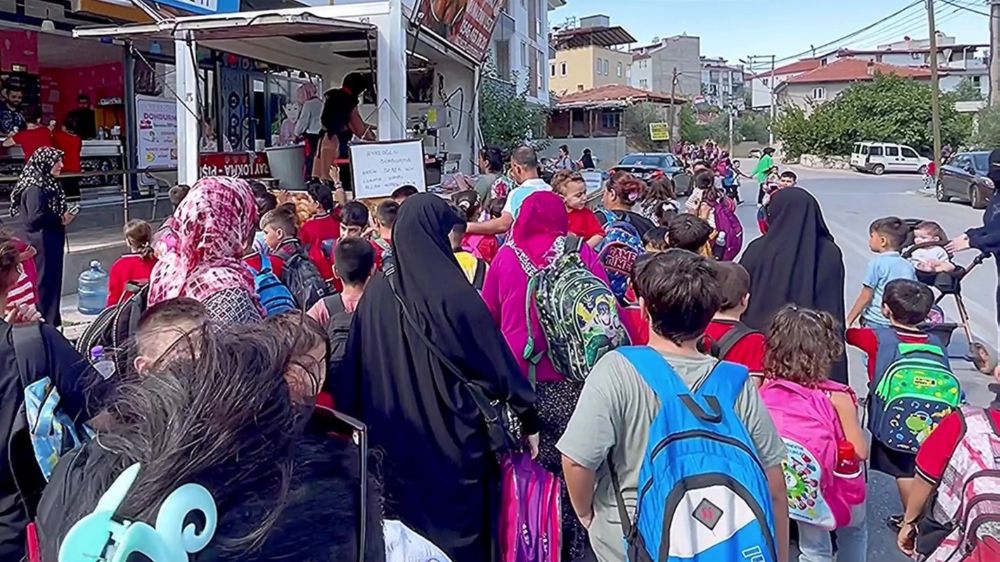 Denizli'de  esnaf minik Narin için lokma döktürdü