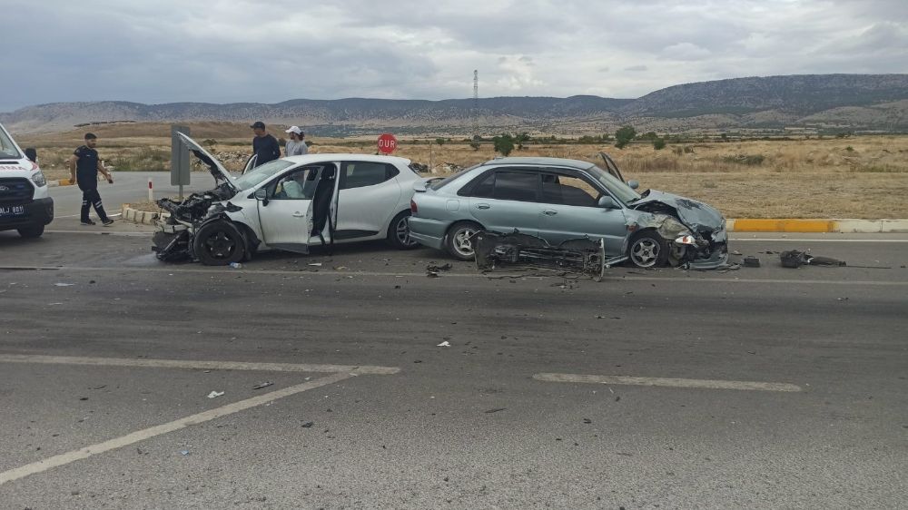 Denizli'de trafik kazası! Araçlar hurdaya döndü