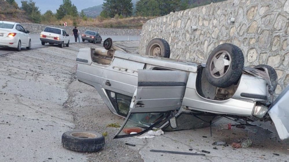 Denizli'de trafik kazası! Otomobil şarampole devrildi