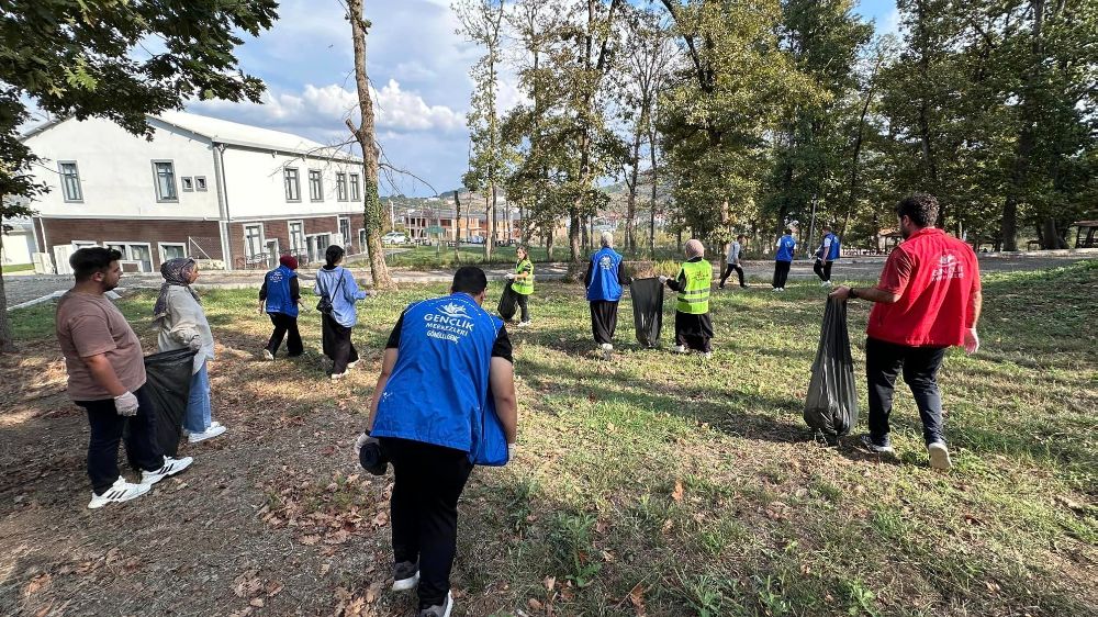 Düzce'de gençler orman parkında çöp topladılar